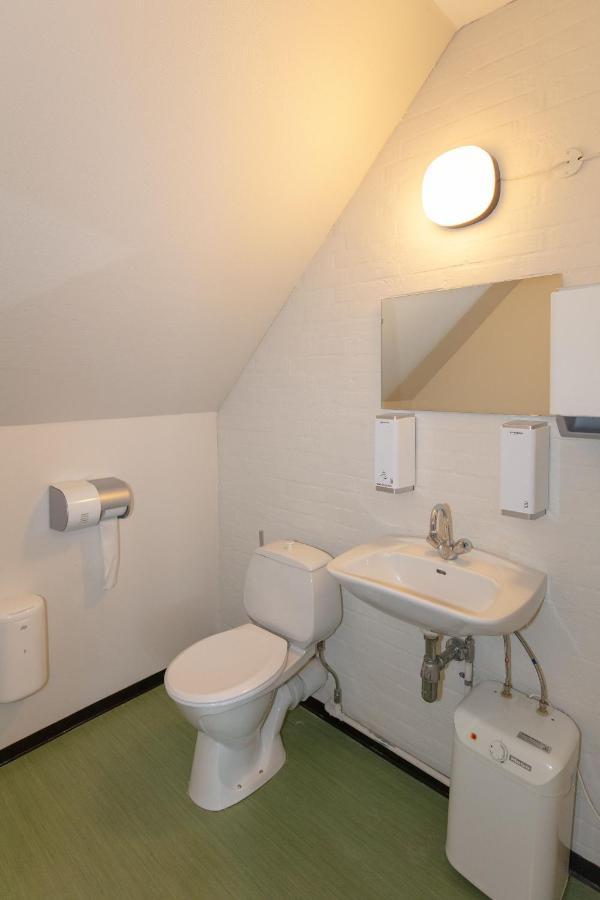 Deze driepersoonskamer heeft een gedeelde badkamer.