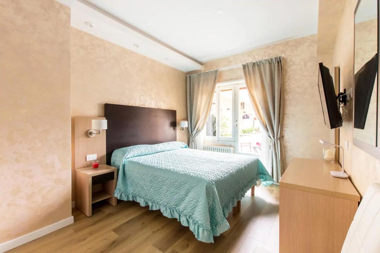 Habitación con cama grande y balcón