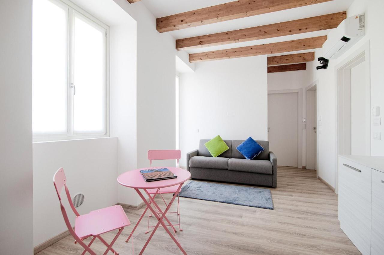 Zimmer mit Kingsize-Bett und Balkon