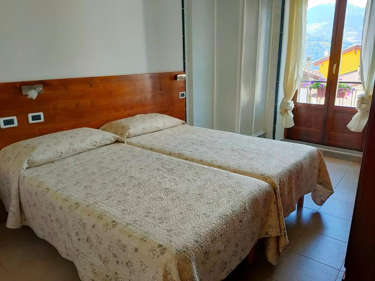 Camera Doppia con Letti Singoli con Doccia