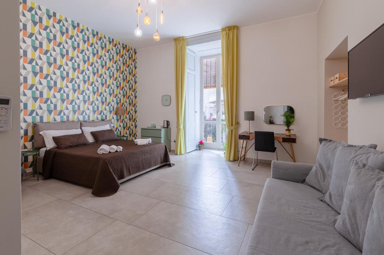 Habitación con cama extragrande y balcón