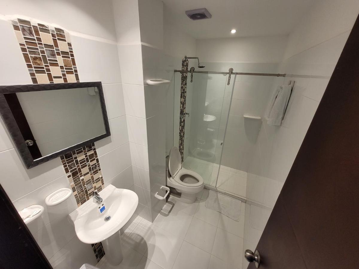 Quarto com Cama de Casal ou 2 de Solteiro e Banheiro Privativo