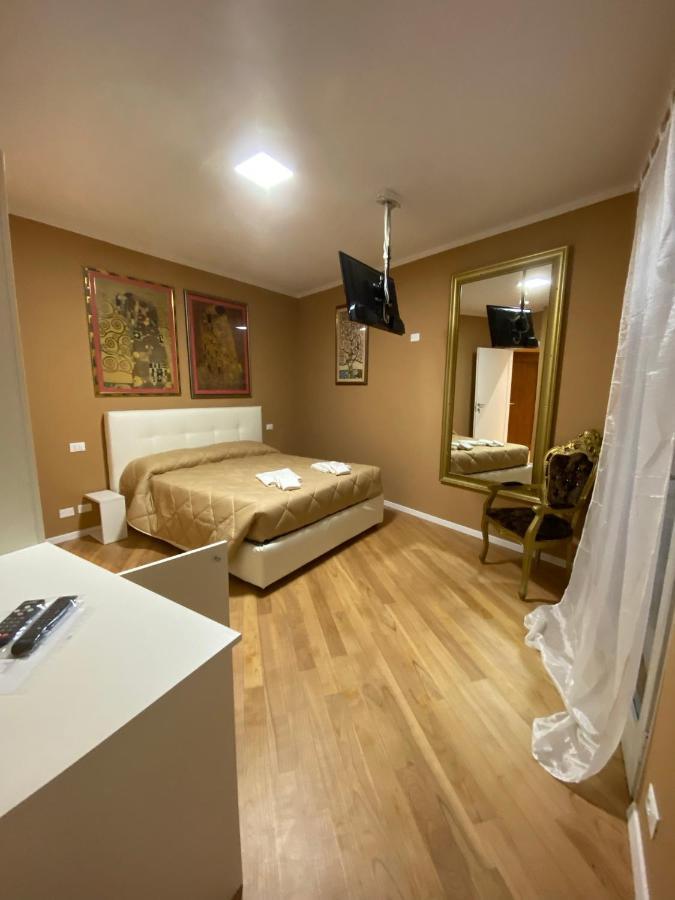 Zimmer mit Kingsize-Bett und Seeblick