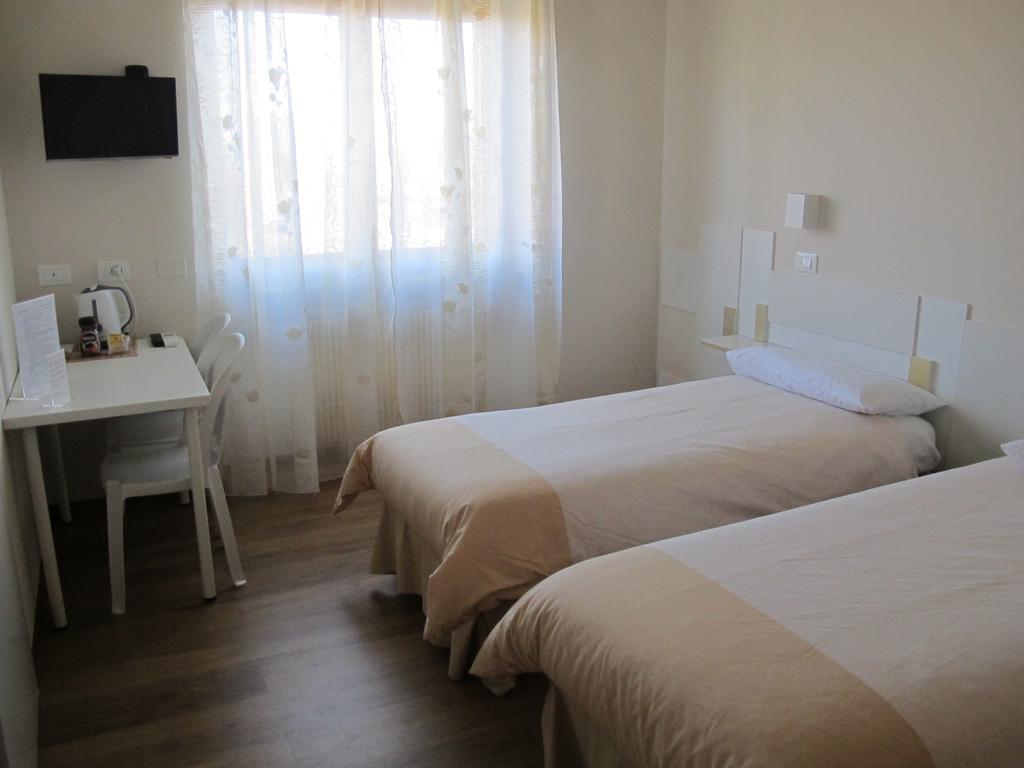 Doppel-/Zweibettzimmer mit Gartenblick