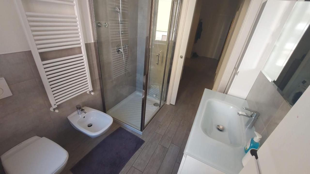 2 Habitaciones Dobles con baño privado y cocina compartida - 2 camas cada una - Edificio independiente en Piazza Simoni 32