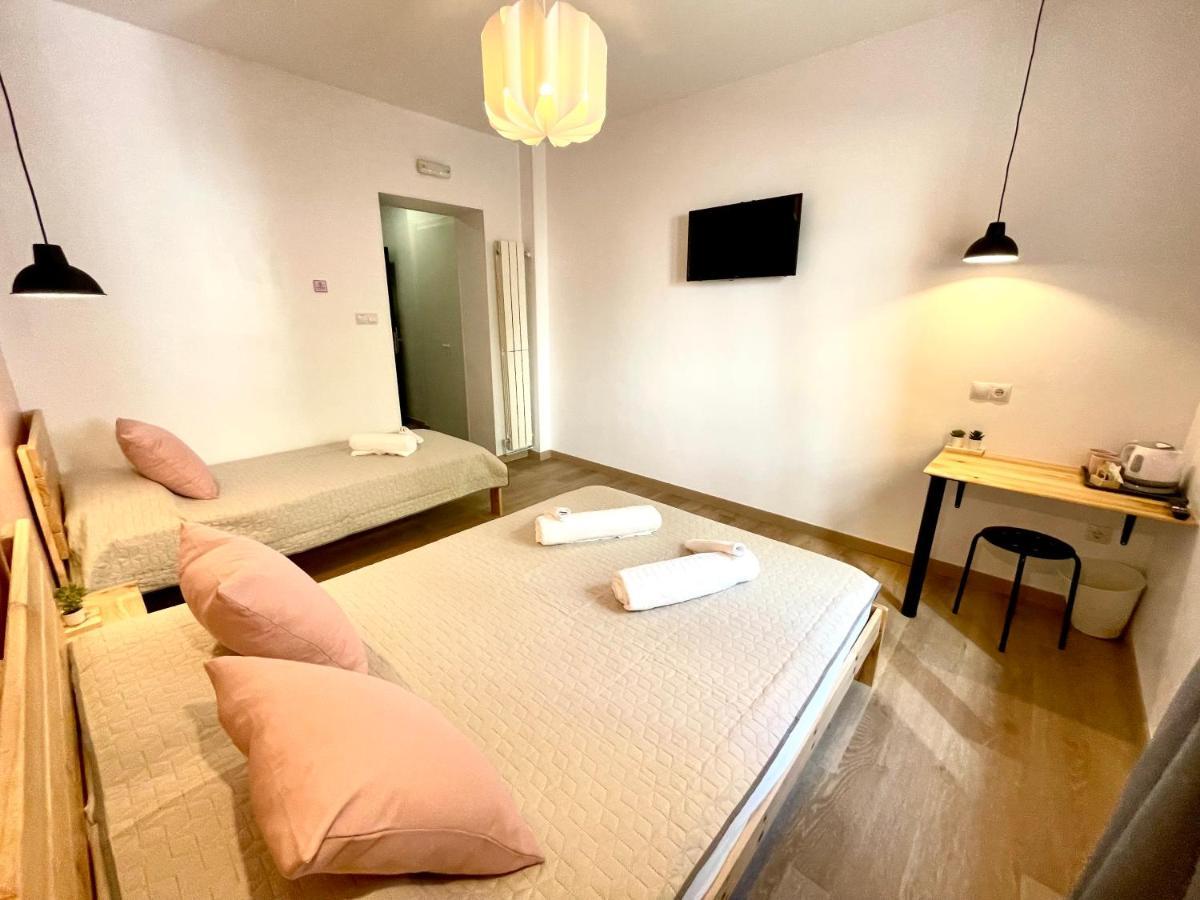 Quarto Triplo com Banheiro Privativo