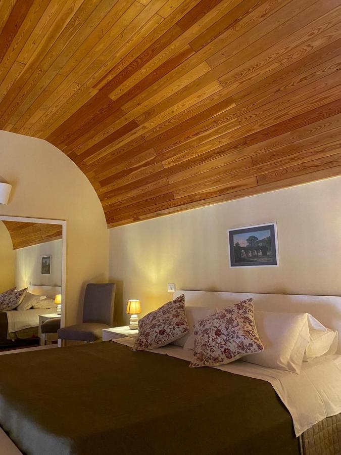 Habitación con cama extragrande.