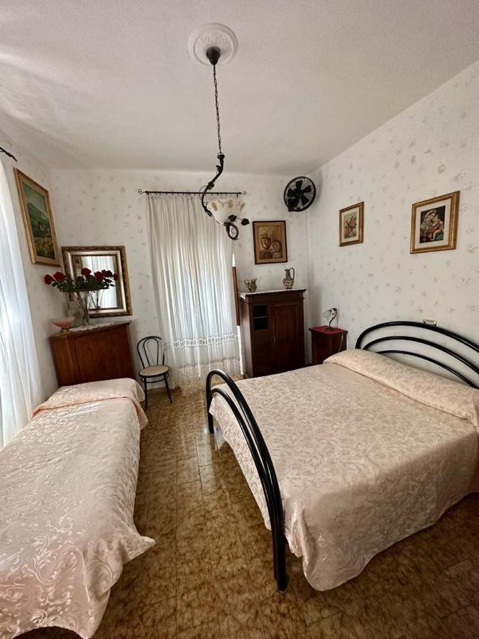 Camera Tripla Economy con Bagno in Comune