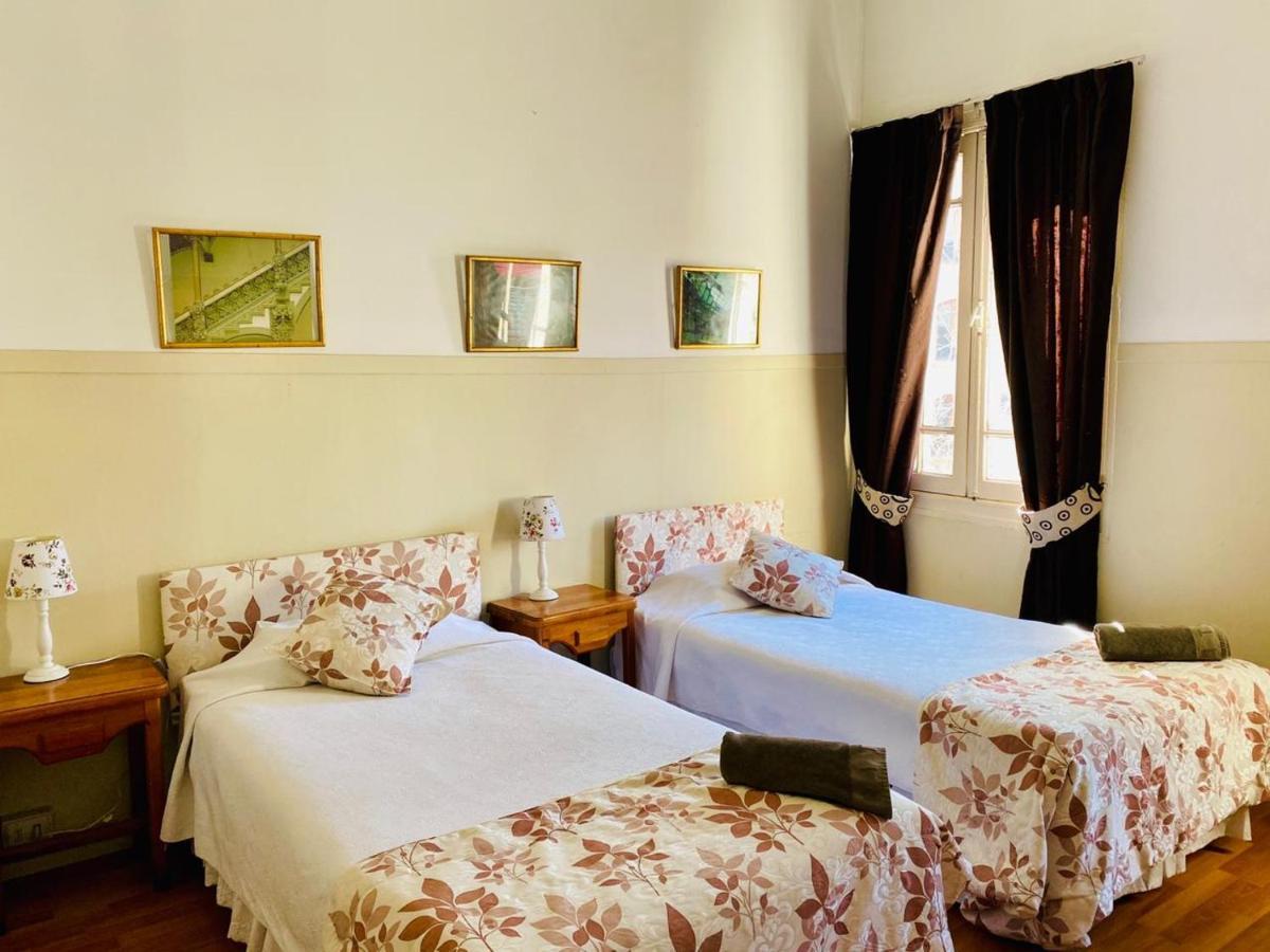 Quarto com 2 Camas de Solteiro (Banheiro Compartilhado)