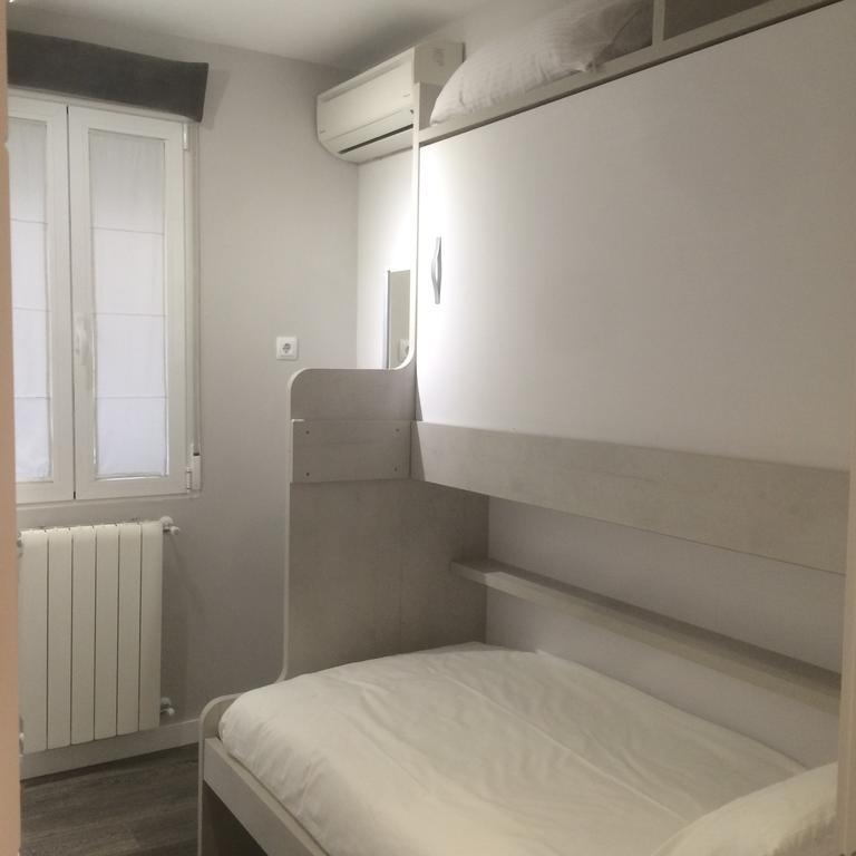 Quarto com 2 Camas de Solteiro e Banheiro Privativo