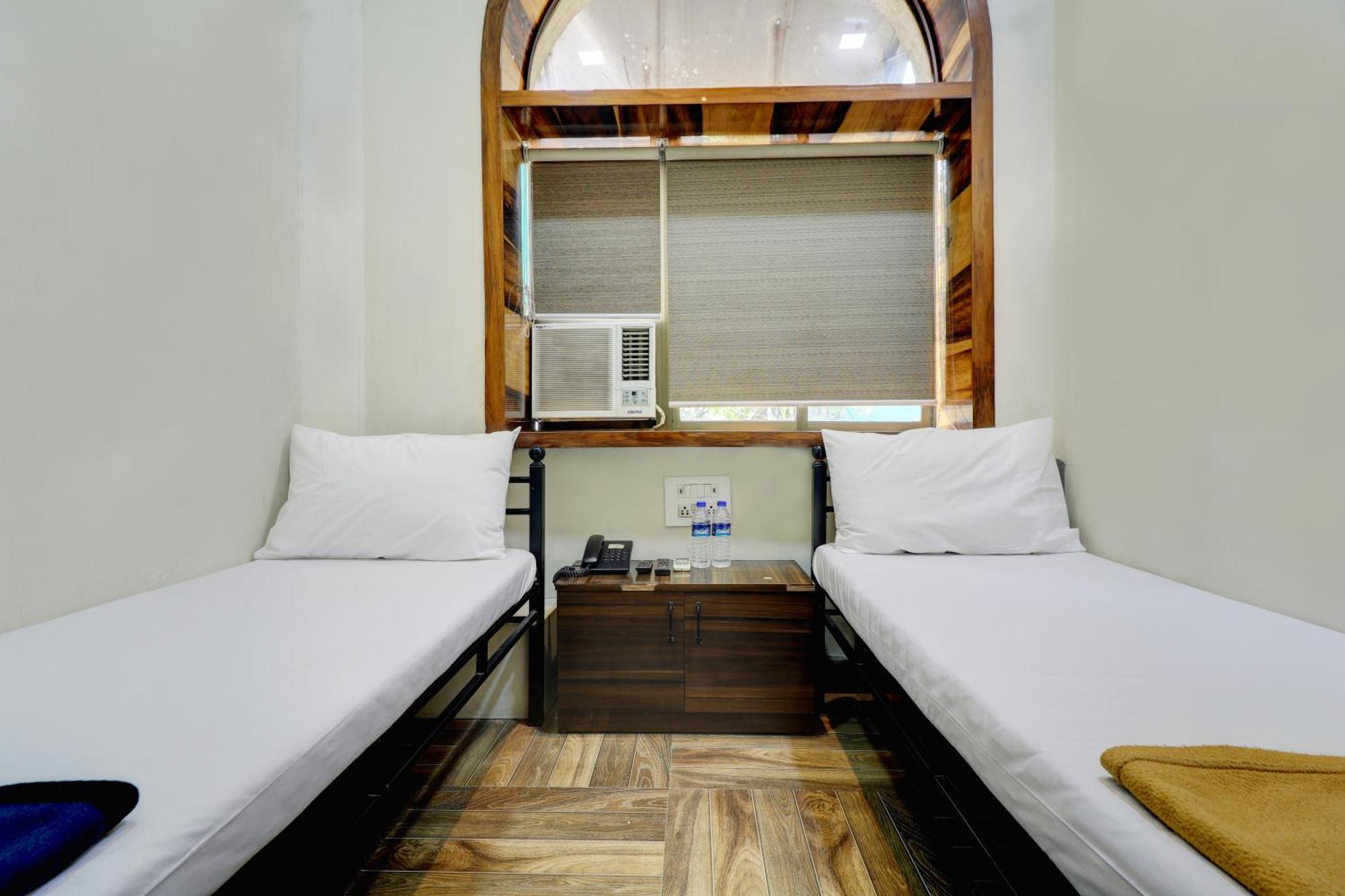 Chambre Lits Jumeaux avec Salle de Bains Commune