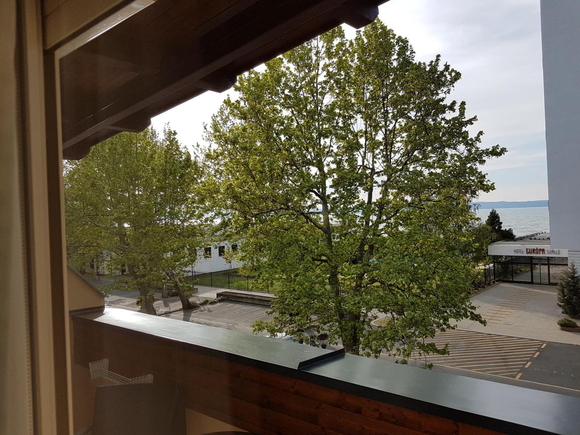 Dreibettzimmer mit Terrasse und Seeblick