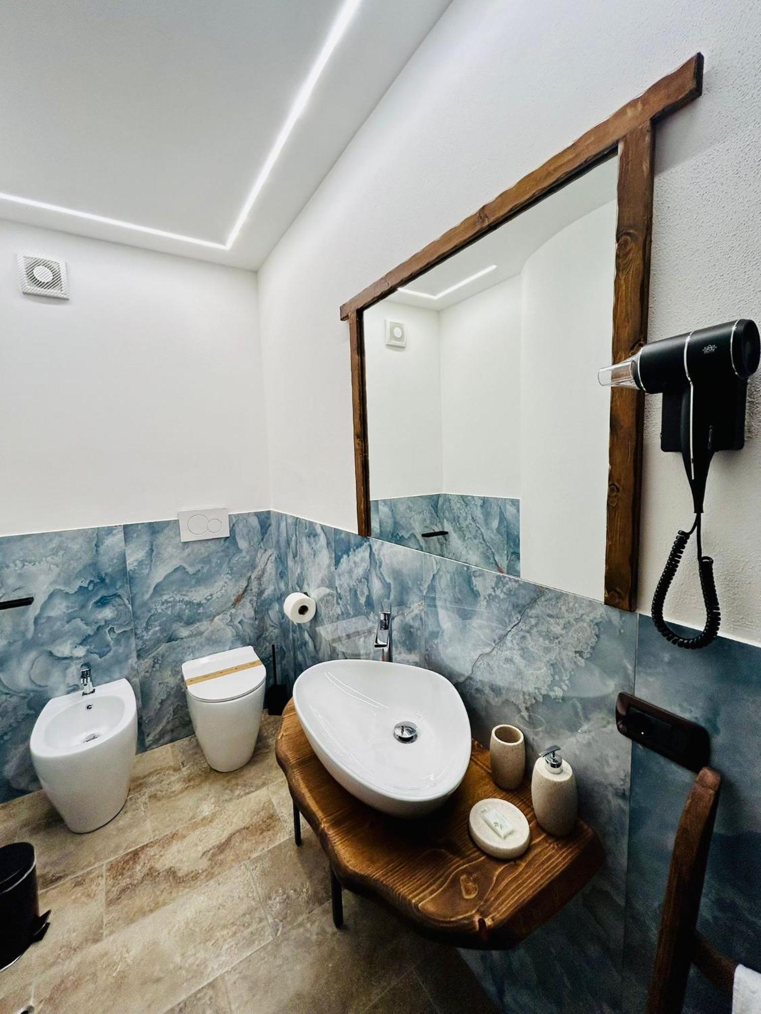 Habitación con cama grande y bañera de hidromasaje