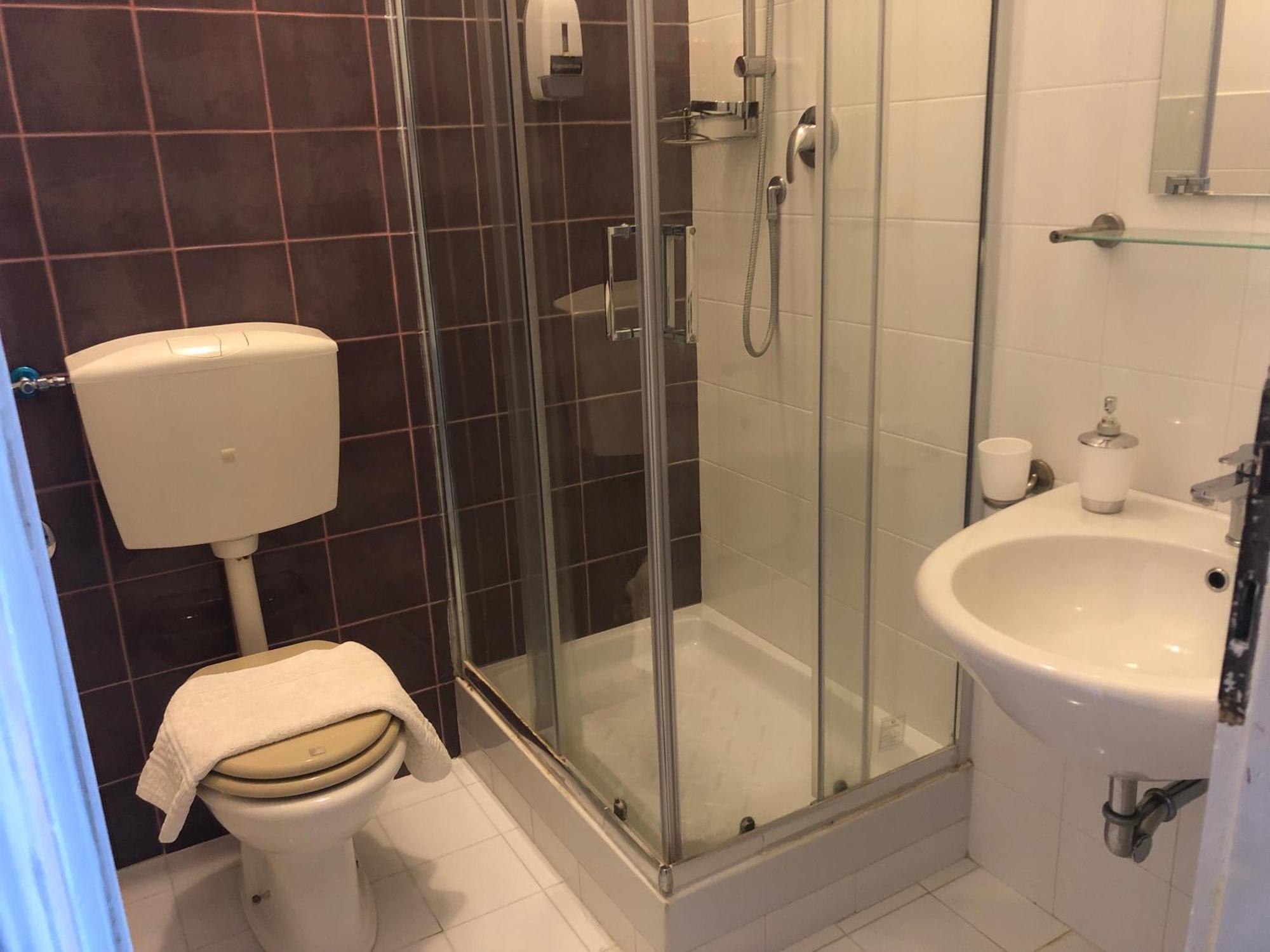 Quarto Duplo com Banheiro Privativo Externo