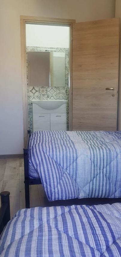 Quarto com 2 Camas de Solteiro e Banheiro Privativo