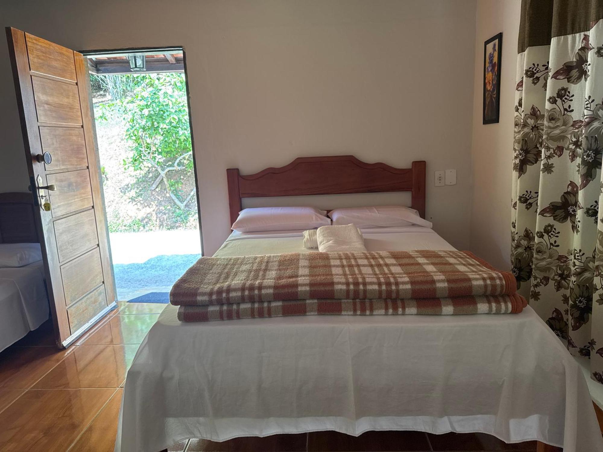 Quarto Triplo com Banheiro Privativo