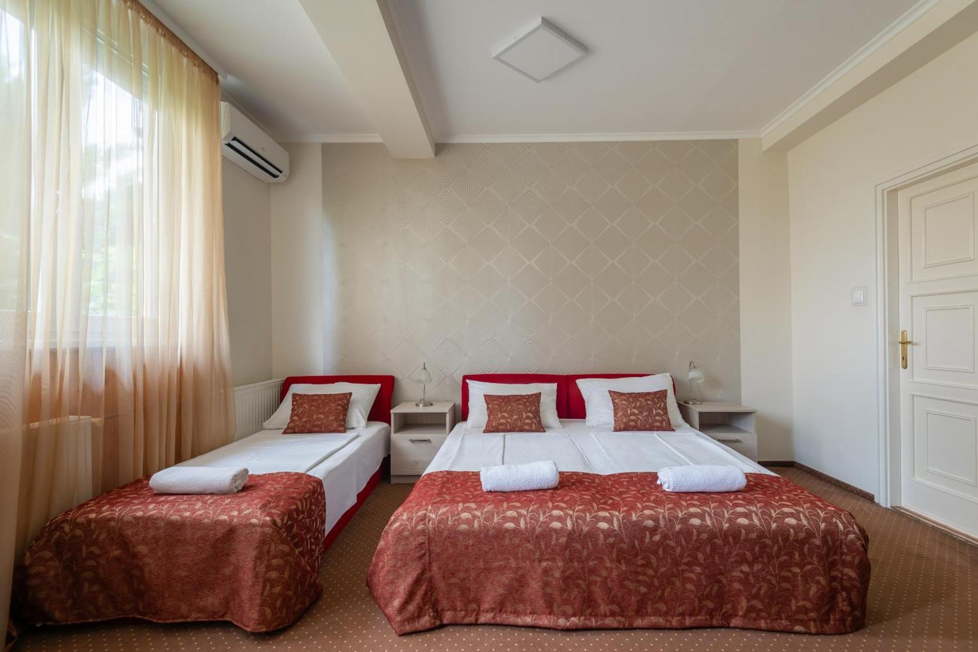 Habitación Triple con vistas al jardín