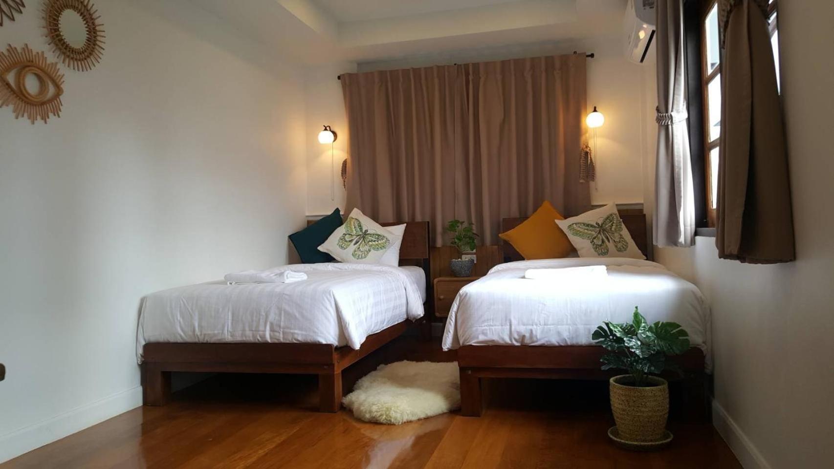 Quarto com 2 Camas de Solteiro e Banheiro Privativo Externo