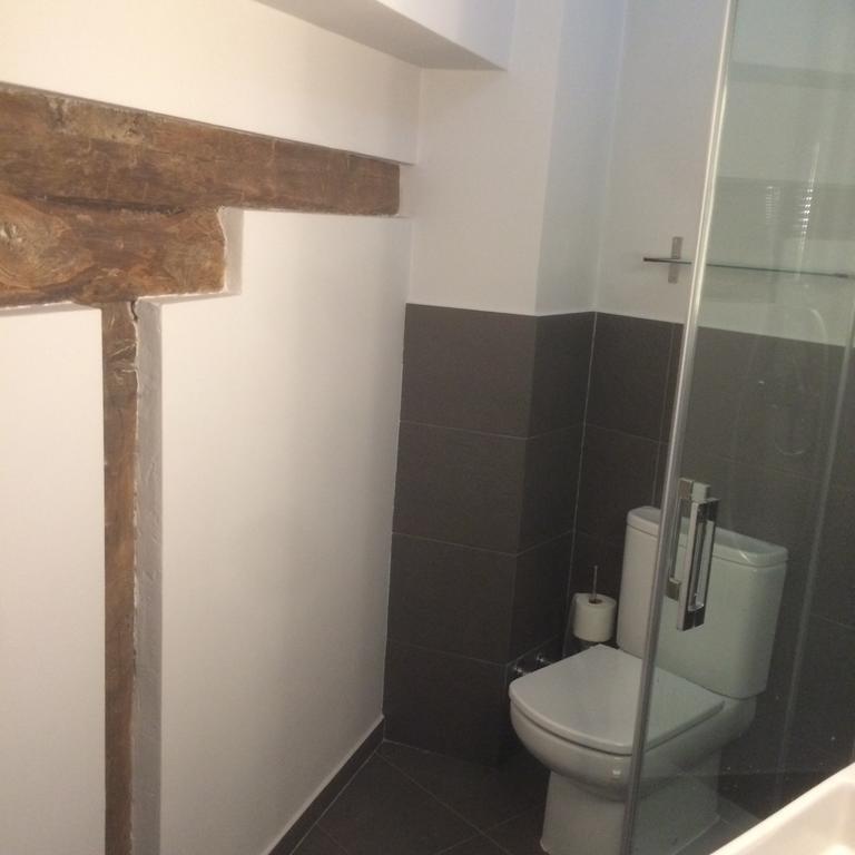 Quarto com Cama de Casal ou 2 de Solteiro e Banheiro Compartilhado