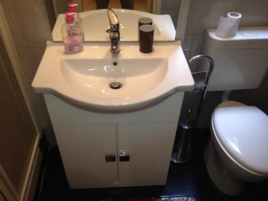 Kleine Tweepersoonskamer met Gedeelde Badkamer