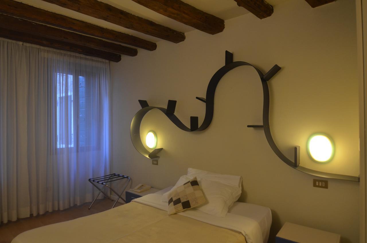 Quarto Individual com Casa de Banho Privativa