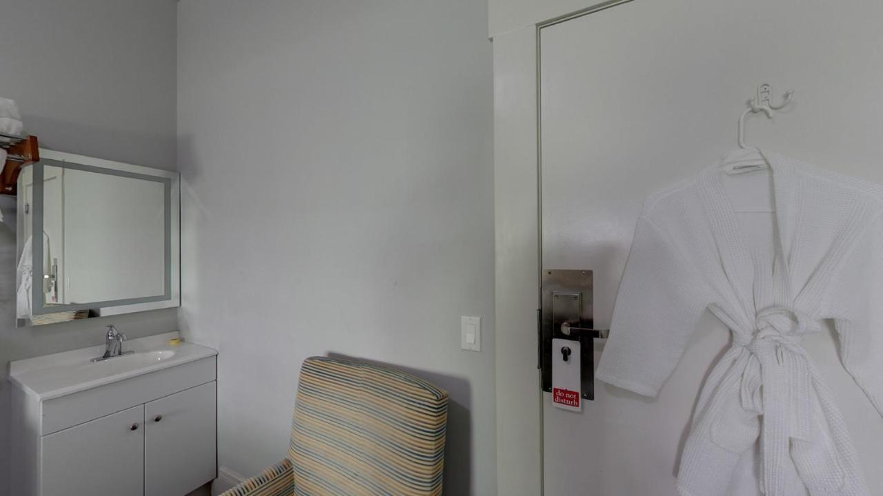 Zimmer mit Queensize-Bett und Gemeinschaftsbad