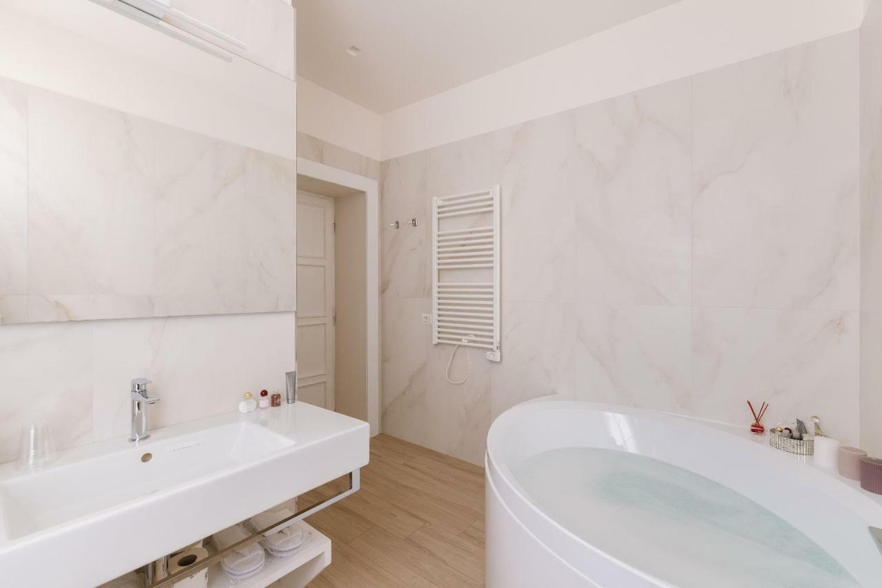 Habitación Triple Deluxe con bañera de hidromasaje
