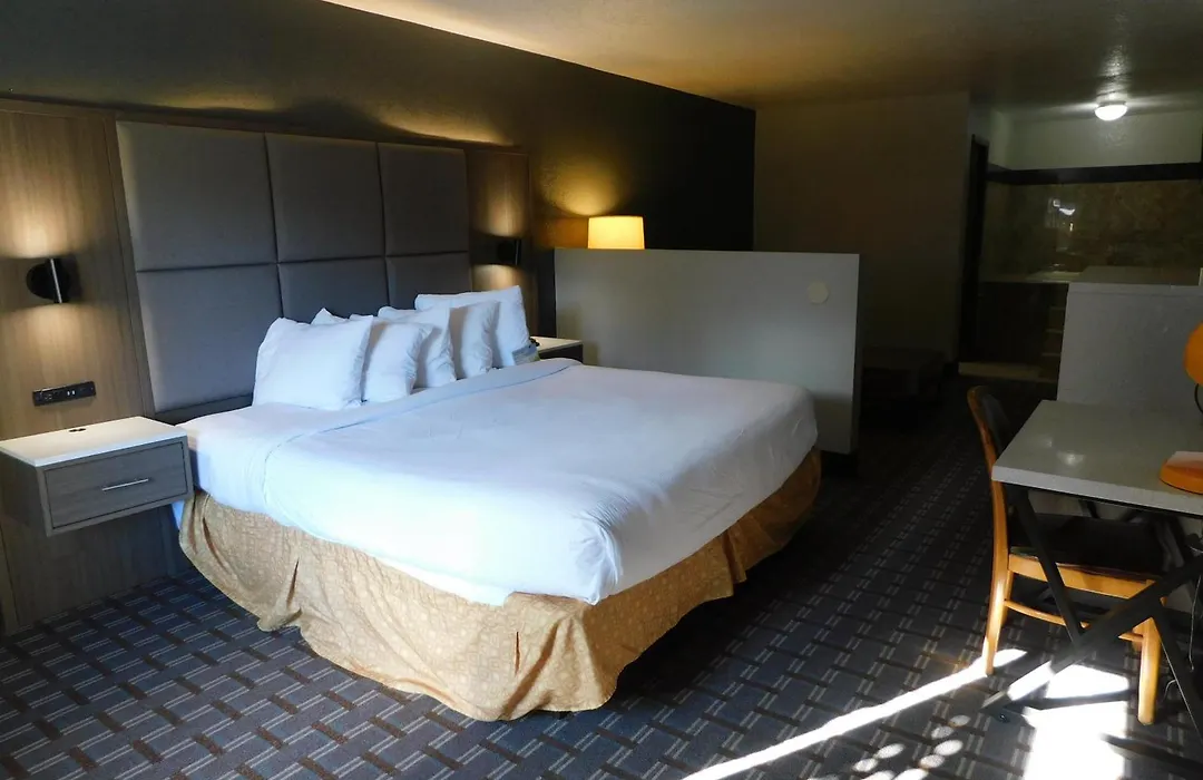 Days Inn & Suites By Wyndham Downtown Gatlinburg Parkway-1