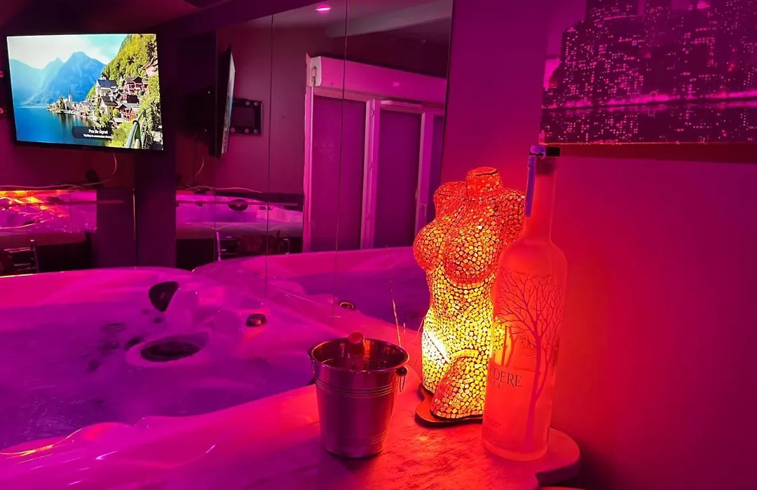 Love Room Rooftop Jacuzzi-1