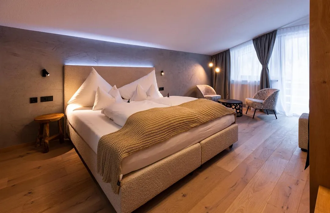 Quality Hosts Arlberg - Afoch Fei - Das Landhaus I Sommerkarte Premium-1