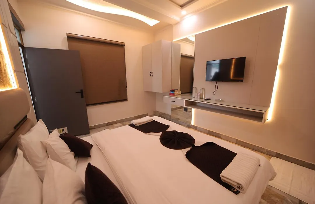Lucky Restaurant&Guest House-1