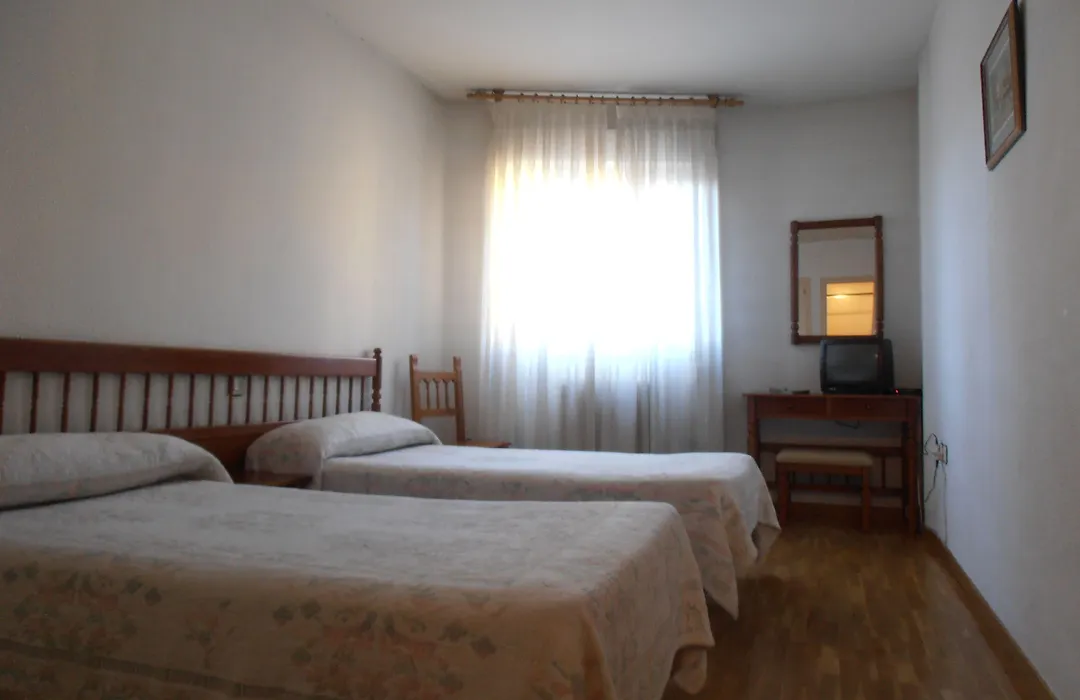 Hostal ** EC León-1