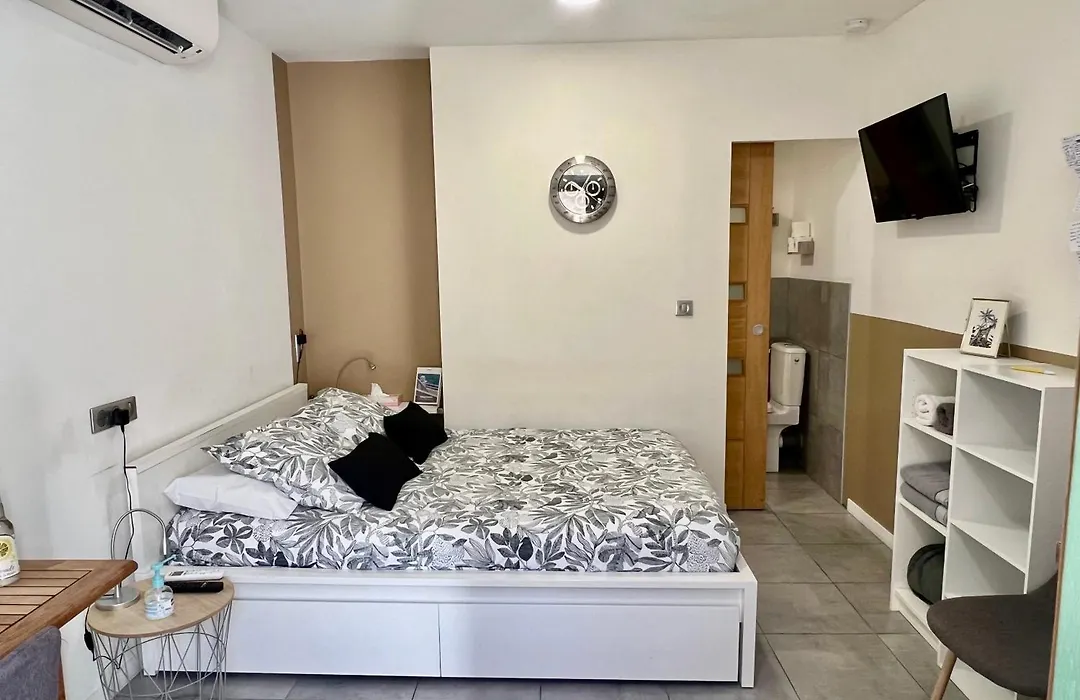 Studette de 17m2 avec parking privé gratuit Climatisation et petite cuisine-1