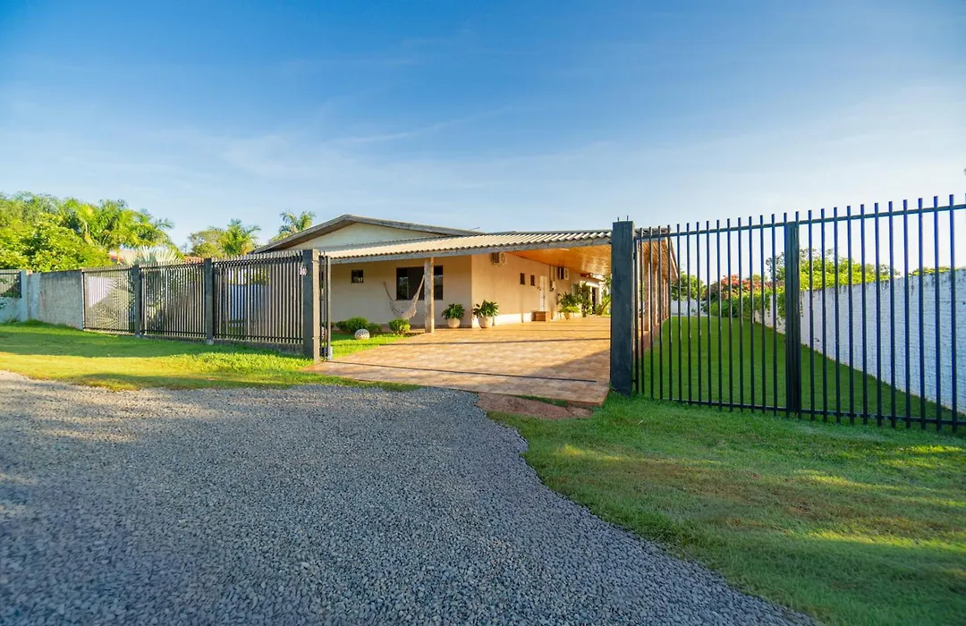 Casa de Campo Mimosa Flor- 4quartos, 3banheiros, 15 minutos das Cataratas e Aeroporto, piscina, churrasqueira, bilhar, espaço ao ar livre privativo, calmo e tranquilo-1
