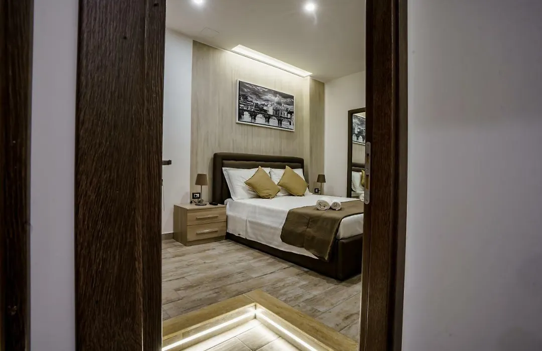 Noemi'S Rooms Guest House-1