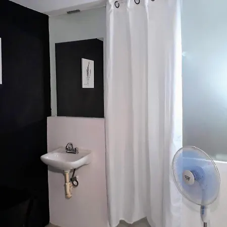 Room In Guest Room - Low Budget Small Room, With Wi-Fi Private Bathroom At Downtown Cancun-3