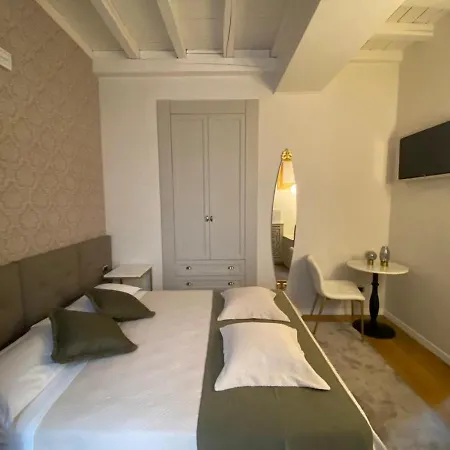 Condotti Rooms-2