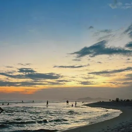 Quarto c/ Banheiro próximo a Praia da Barra da Tijuca-2