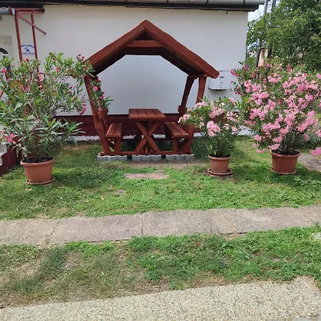 Rákos-patak Family House Garden&Free Parking-2