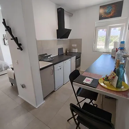 Fantastico 4 - With Large Private Terrace, Free Parking, Air Conditioning, Bbq-3