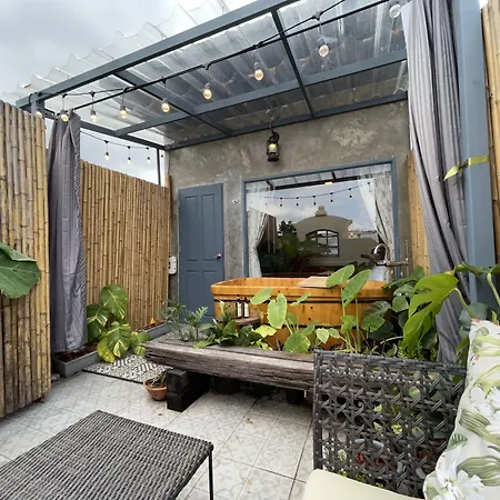Central Old Town Cottage-2