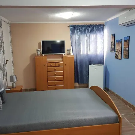 Airport16 Bed And Breakfast-3